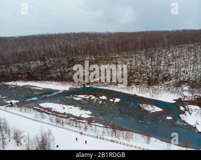 Vue aérienne à Biei où la source de réservoir de l'eau bleue pour le Shirogane Blue Pond est vue Banque D'Images