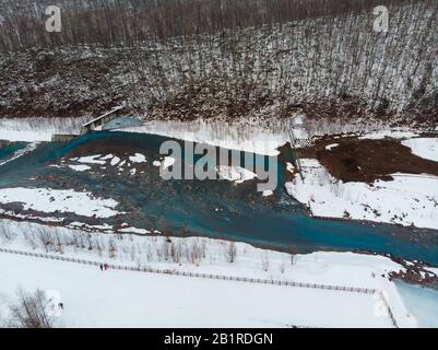 Vue aérienne à Biei où la source de réservoir de l'eau bleue pour le Shirogane Blue Pond est vue Banque D'Images