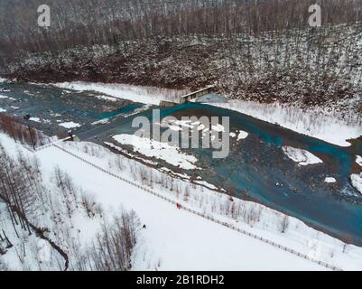 Vue aérienne à Biei où la source de réservoir de l'eau bleue pour le Shirogane Blue Pond est vue Banque D'Images