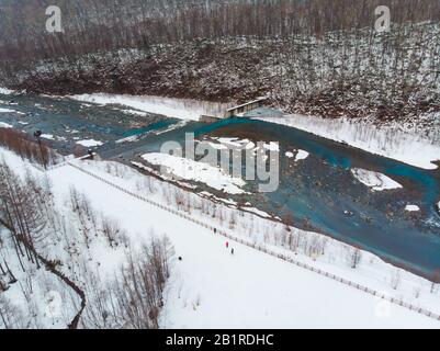 Vue aérienne à Biei où la source de réservoir de l'eau bleue pour le Shirogane Blue Pond est vue Banque D'Images