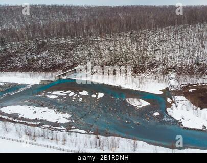 Vue aérienne à Biei où la source de réservoir de l'eau bleue pour le Shirogane Blue Pond est vue Banque D'Images