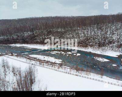 Vue aérienne à Biei où la source de réservoir de l'eau bleue pour le Shirogane Blue Pond est vue Banque D'Images