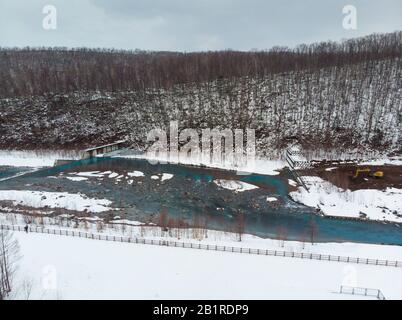 Vue aérienne à Biei où la source de réservoir de l'eau bleue pour le Shirogane Blue Pond est vue Banque D'Images