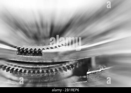 Fond noir et blanc. Roues À Crémaillère métalliques dans le mécanisme de l'horloge , poutres apparentes, concept Movement est la vie, travail d'équipe , Idea Technology, Infinity. M Banque D'Images