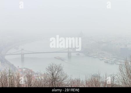 Budapest, Hongrie - 25 janvier 2020: Un merveilleux panorama du centre-ville de Budapest sur une journée d'hiver brumeuse, tourné de la colline de Gellert Banque D'Images