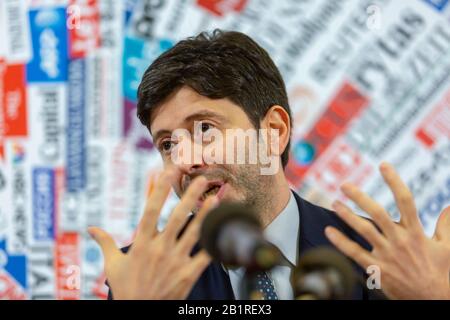Rome, Italie. 27 février 2020. Roberto Speranza, Secrétaire italien à la santé, assiste à une séance de questions et réponses à la presse étrangère concernant la réponse de l'Italie à l'épidémie actuelle de Coronavirus Covid-19 dans le pays où il y a maintenant plus de 400 cas confirmés crédit: Stephen Bisgrove/Alay Live News Banque D'Images