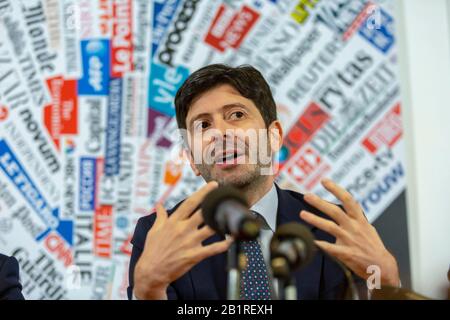 Rome, Italie. 27 février 2020. Roberto Speranza, Secrétaire italien à la santé, assiste à une séance de questions et réponses à la presse étrangère concernant la réponse de l'Italie à l'épidémie actuelle de Coronavirus Covid-19 dans le pays où il y a maintenant plus de 400 cas confirmés crédit: Stephen Bisgrove/Alay Live News Banque D'Images