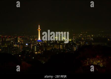 Kyoto, Japon. Paysage urbain la nuit Banque D'Images