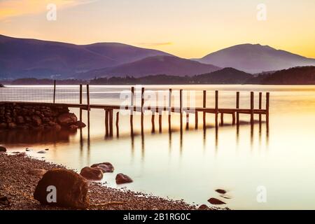 Lever de soleil sur l'eau de Derwent Brandelhow, Lake District, Cumbria, England, UK Banque D'Images