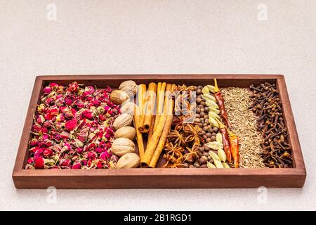 RAS el Hanout, épices de luxe exotiques avec pétales de rose. Ingrédients pour la préparation de mélanges d'épices orientales dans une boîte en bois. Une épice essentielle pour tout marocain Banque D'Images