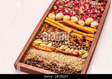 RAS el Hanout, épices de luxe exotiques avec pétales de rose. Ingrédients pour la préparation de mélanges d'épices orientales dans une boîte en bois. Une épice essentielle pour tout marocain Banque D'Images