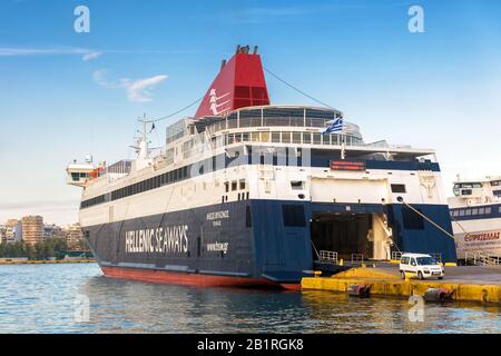 Pirée, Grèce - 7 mai 2018 : grand ferry amarré dans le port maritime près d'Athènes. Grand navire dans un port de mer. Chargement ou déchargement de ferryboat par une jetée de port. Banque D'Images