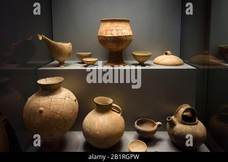 Athènes - 7 mai 2018 : amphores, pots et bocaux en terre cuite au Musée archéologique national d'Athènes, Grèce. Vestiges du célèbre culte grec ancien Banque D'Images