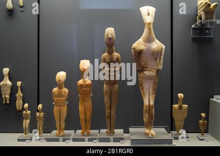 Athènes - 7 mai 2018 : céramique en forme d'homme au Musée National d'Archéologie d'Athènes, Grèce. Vestiges de la célèbre culture grecque ancienne. Argile ancienne Banque D'Images