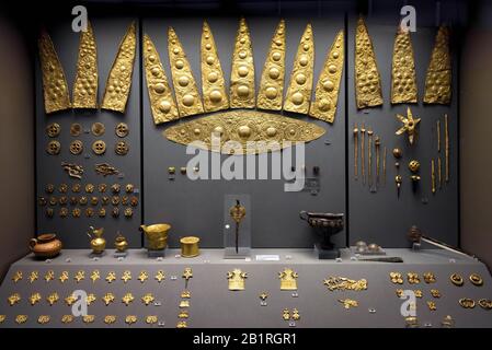 Athènes - 7 mai 2018 : bijoux en or de Mycènes grecs anciens. Couronnes dorées et autres objets précieux du Musée archéologique national d'Athen Banque D'Images