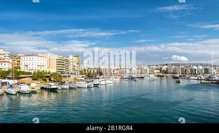 Baie de Zea ou Pasalimani au Pirée, Athènes, Grèce. Vue panoramique sur un magnifique port avec bateaux à voile. Panorama de la ville avec port de mer en résumé Banque D'Images