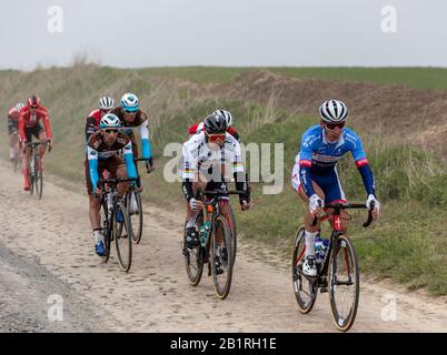 Viesly, France - 14 avril 2019: Le cycliste slovaque Peter Sagan de l'équipe Bora-Hansgrohe qui monte dans le peloton sur la route pavée de Briastre à Banque D'Images