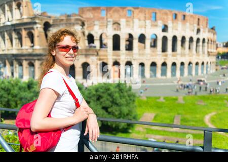 Les jeunes femmes touristiques sur le fond du Colisée à Rome, en Italie Banque D'Images