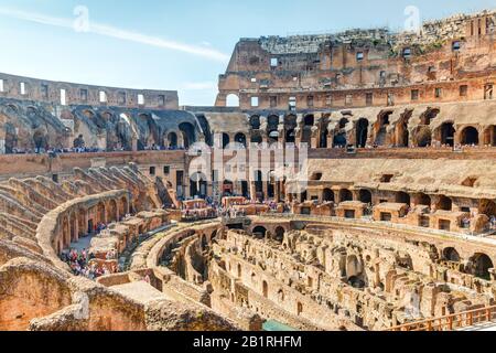 Rome - 10 MAI : Colisée (Colisée) le 10 mai 2014 à Rome, Italie. Le Colisée est un monument important de l'antiquité et est l'un des principaux touristes Banque D'Images