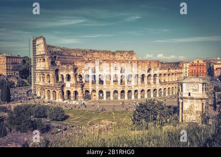 Vue panoramique sur le Colisée (Colisée) à Rome, Italie. Le Colisée est les principales attractions touristiques de Rome. Il a été construit au 1° siècle. Banque D'Images