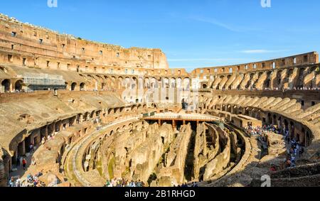 Rome - 10 MAI 2014 : à l'intérieur du Colisée (Colisée). Le Colisée est un monument important de l'antiquité et est l'une des principales attractions touristiques de Banque D'Images