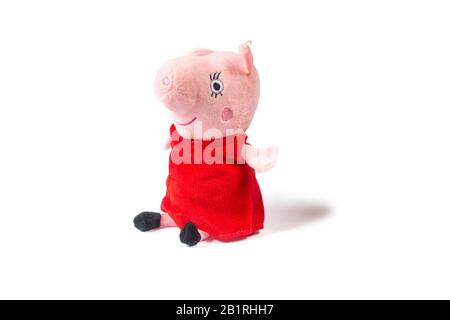 Célèbre caricature carater Peppa Pig Plushy poupée isolée sur fond blanc Banque D'Images