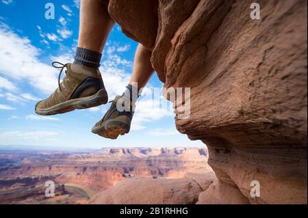 Portrait des bottes d'un randonneur accroché à l'extérieur au-dessus du paysage spectaculaire du canyon Banque D'Images