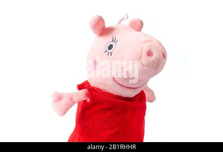 Célèbre caricature carater Peppa Pig Plushy poupée isolée sur fond blanc Banque D'Images