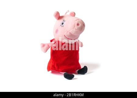 Célèbre caricature carater Peppa Pig Plushy poupée isolée sur fond blanc Banque D'Images