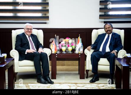 Khartum, Soudan. 27 février 2020. Le Président fédéral Frank-Walter Steinmeier (l) et Abdalla Hamdok, Premier Ministre de la République du Soudan, rencontrent leurs délégations pour des entretiens au bureau du Premier Ministre. Le président fédéral Steinmeier est en visite de deux jours au Soudan. Crédit: Bernd Von Jutrczenka/Dpa/Alay Live News Banque D'Images