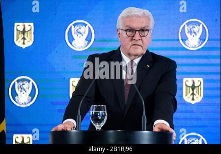 Khartum, Soudan. 27 février 2020. Le président fédéral Frank-Walter Steinmeier a pris la parole lors d'une conférence de presse avec le premier ministre soudanais Hamdok après leur réunion au bureau du premier ministre. Le président fédéral Steinmeier est en visite de deux jours au Soudan. Crédit: Bernd Von Jutrczenka/Dpa/Alay Live News Banque D'Images