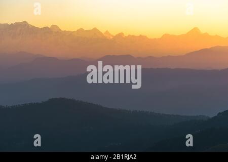 La lumière de l'aube atteint les sommets du panorama himalayen, vu de la ville indienne de Kausani à Kumaon, Uttarakhand. Banque D'Images