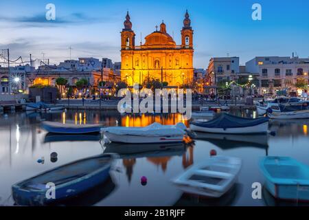 Port de la Valette avec yachts et bateaux de pêche, Église paroissiale Msida de Saint Joseph au coucher du soleil, Malte Banque D'Images