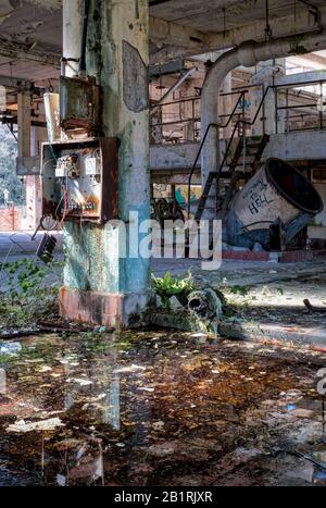L'usine abandonnée a déraillé, avec un verre cassé et des caractéristiques rouillées, la désintégration urbaine Banque D'Images