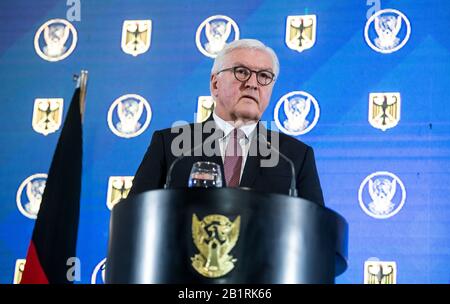 Khartum, Soudan. 27 février 2020. Le président fédéral Frank-Walter Steinmeier a pris la parole lors d'une conférence de presse avec le premier ministre soudanais Hamdok après leur réunion au bureau du premier ministre. Le président fédéral Steinmeier est en visite de deux jours au Soudan. Crédit: Bernd Von Jutrczenka/Dpa/Alay Live News Banque D'Images