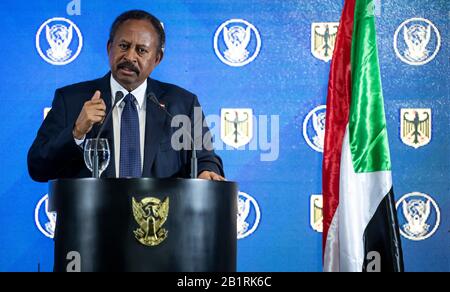 Khartum, Soudan. 27 février 2020. Abdalla Hamdok, Premier Ministre de la République du Soudan, a pris la parole lors d'une conférence de presse avec le Président Steinmeier après leur réunion au bureau du Premier Ministre. Le président fédéral Steinmeier est en visite de deux jours au Soudan. Crédit: Bernd Von Jutrczenka/Dpa/Alay Live News Banque D'Images