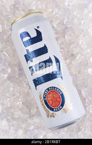 Irvine, CALIFORNIE - 21 MARS 2018 : un roi de 24 onces de Miller Lite sur glace. Introduit en 1975 Miller Lite a été la première bière légère traditionnelle. Banque D'Images