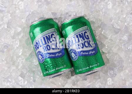 Irvine, CALIFORNIE, 7 FÉVRIER 2018 : Rolling Rock Extra Pale Beer. Deux boîtes de bière américaine, sur glace, fondée en 1939 à Latrobe, Pennsylvanie. Banque D'Images