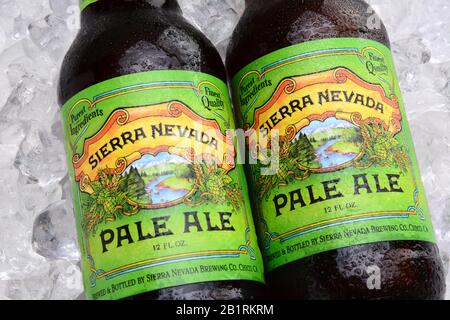 Irvine, CA - 25 MAI 2014 : deux bouteilles de Sierra Nevada Pale Ale sur glace. La Sierra Nevada Brewing Co. A été créée en 1980 par des homebrasseurs à Chico, Ca Banque D'Images