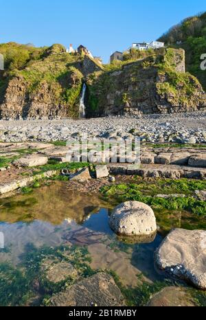 Cascade côtière sur la plage de Bucks Mills au fond du village historique unique, caractéristique géographique, vie côtière, North Devon, Royaume-Uni Banque D'Images