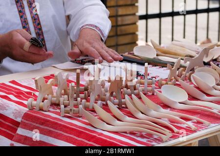 Artisan mis en vente des jouets et cuillères en bois faits à la main. Concept d'artisanat national. Banque D'Images