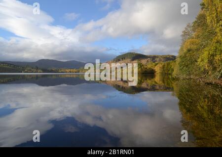 Réflexions Sur Le Loch Achilty Contin, Highland Scotland Banque D'Images