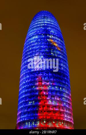 Torre Agbar le soir, tour de bureaux éclairée, Trendviertel 22 @, quartier de Poblenou, quartier Sant Martí, Barcelone, Espagne, Banque D'Images