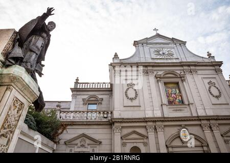 La vue extérieure de la cathédrale Saint-Esprit, également connue sous le nom de cathédrale Saint-Esprit, est l'une des principales églises catholiques de Sisli, Istanbul Banque D'Images