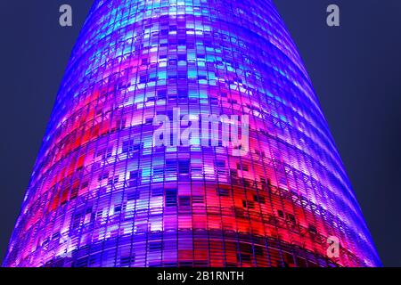 Torre Agbar le soir, tour de bureaux éclairée, Trendviertel 22 @, quartier de Poblenou, quartier Sant Martí, Barcelone, Espagne, Banque D'Images