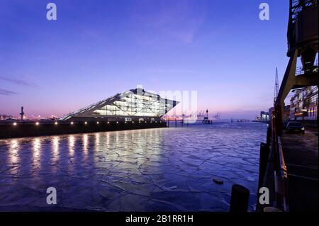 Dockland, Neumühlen, immeuble de bureaux moderne, grues portuaires, dans la soirée, Hambourg, Allemagne, Banque D'Images