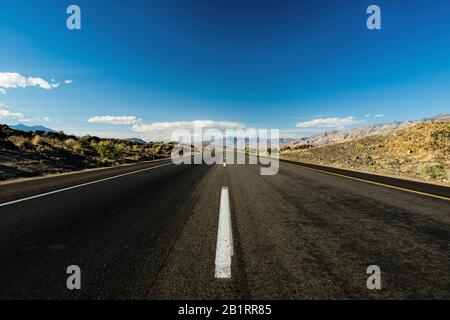 US Highway 395 à Lone Pine dans la vallée d'Owens, Californie, États-Unis, Banque D'Images