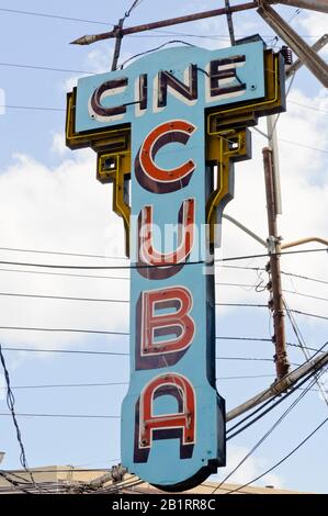 Panneau néon, Santiago de Cuba, Cuba, Caraïbes, Banque D'Images