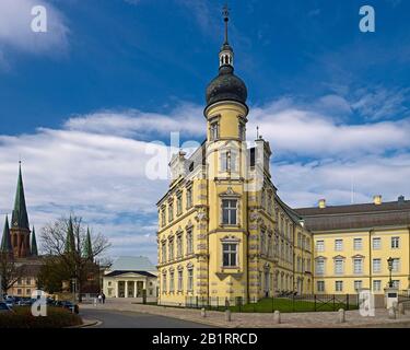 Residenzschloss Oldenburg avec gardien, région de Weser-Ems, Basse-Saxe, Allemagne, Banque D'Images