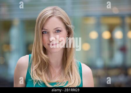 Portrait d'une jeune, souriant, blonde woman Banque D'Images